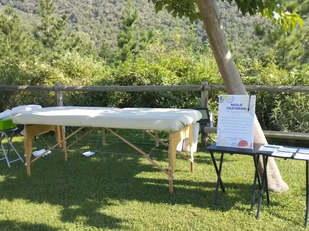 Puesto de Masaje Californiano en el evento Spiritual Dance Festival.