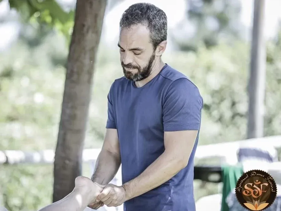 Terapeuta dando un Masaje Californiano en el evento Spiritual Dance Festival.