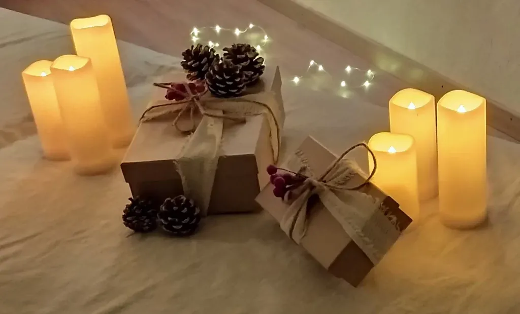 Regalos y velas sobre una camilla de masaje californiano.