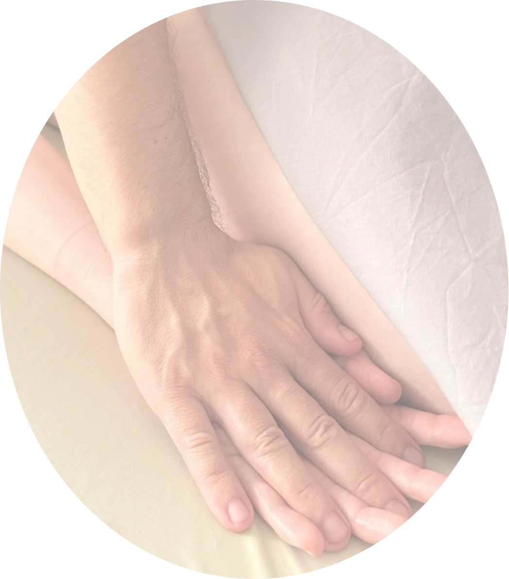 Mano de terapeuta masajista pasando por la mano del paciente durante una sesión de Masaje Californiano.